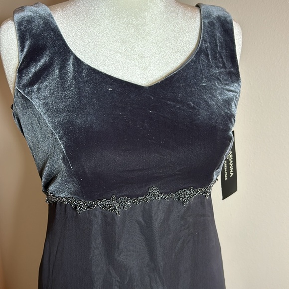 Stunning floor length formal - Picture 2 of 6